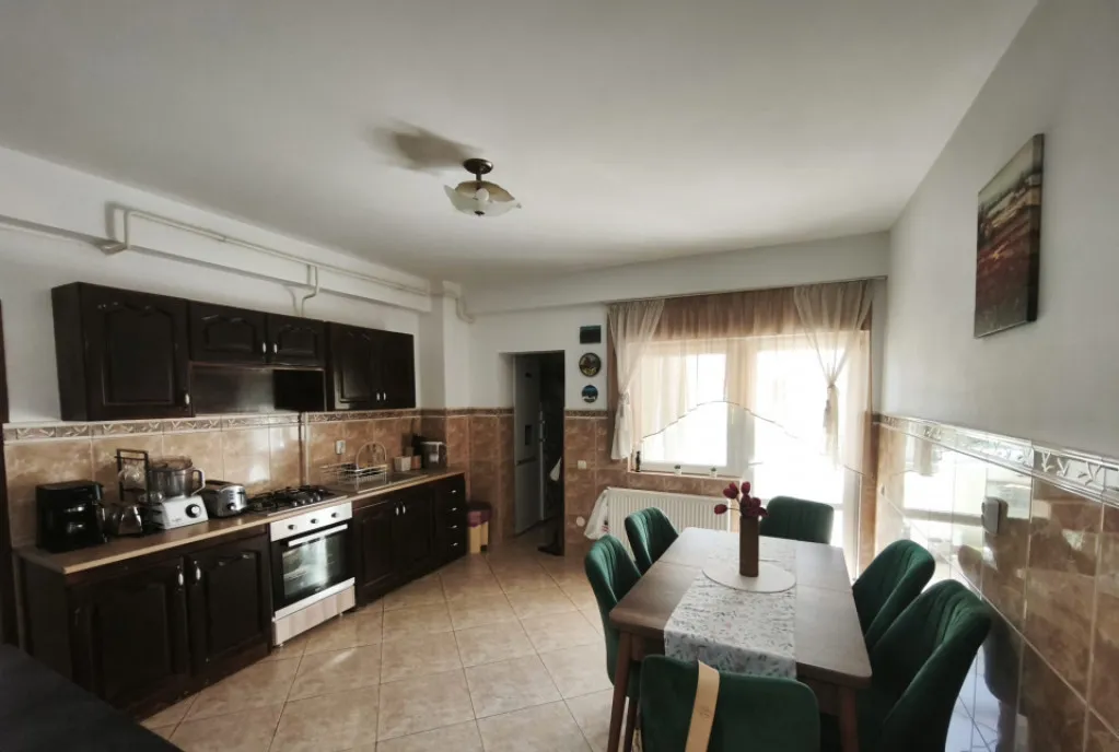 Apartament 4 camere 115 mp 2 balcoane parter Radauti