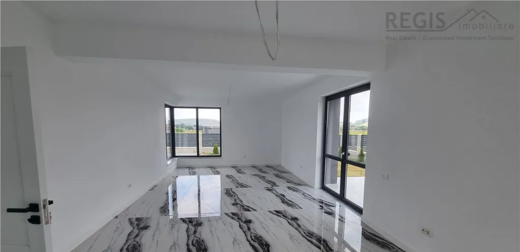 Vila de 4 camere zona Sanpetru