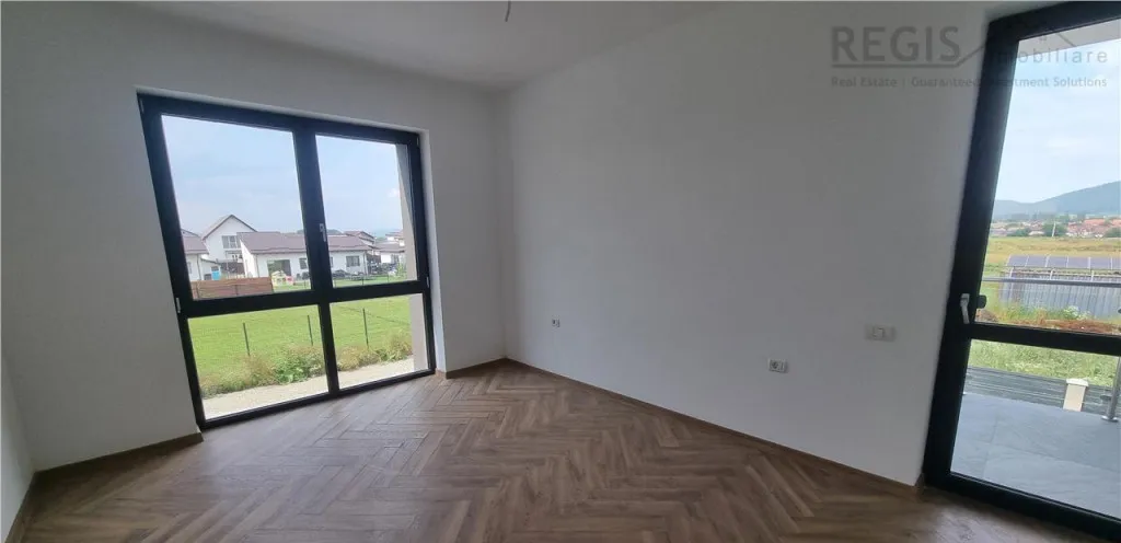 Vila de 4 camere zona Sanpetru