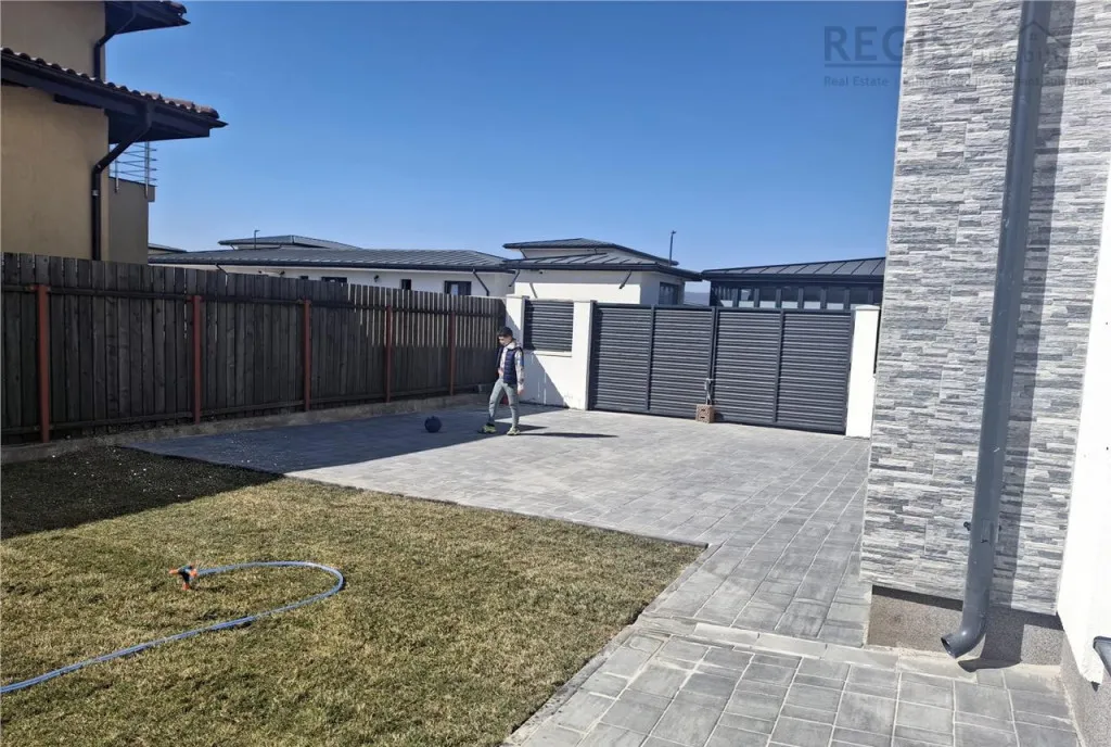 Vila de 4 camere in Cristian
