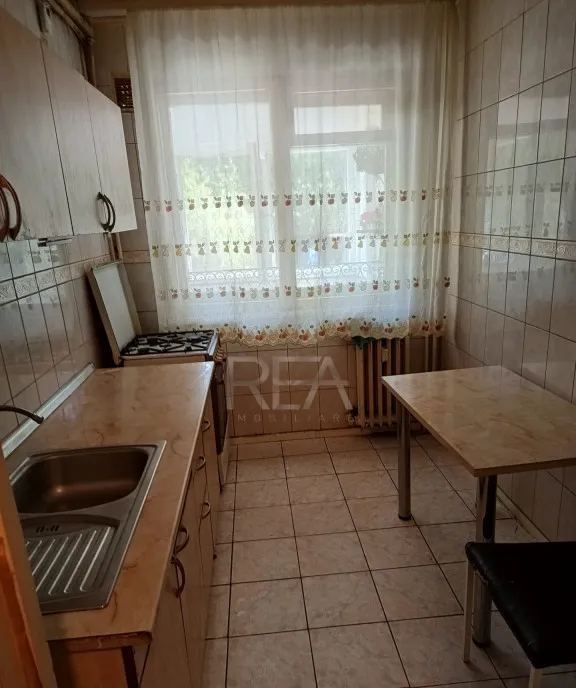 3 camere et 1/9 anvelopat 71 mp Apusului
