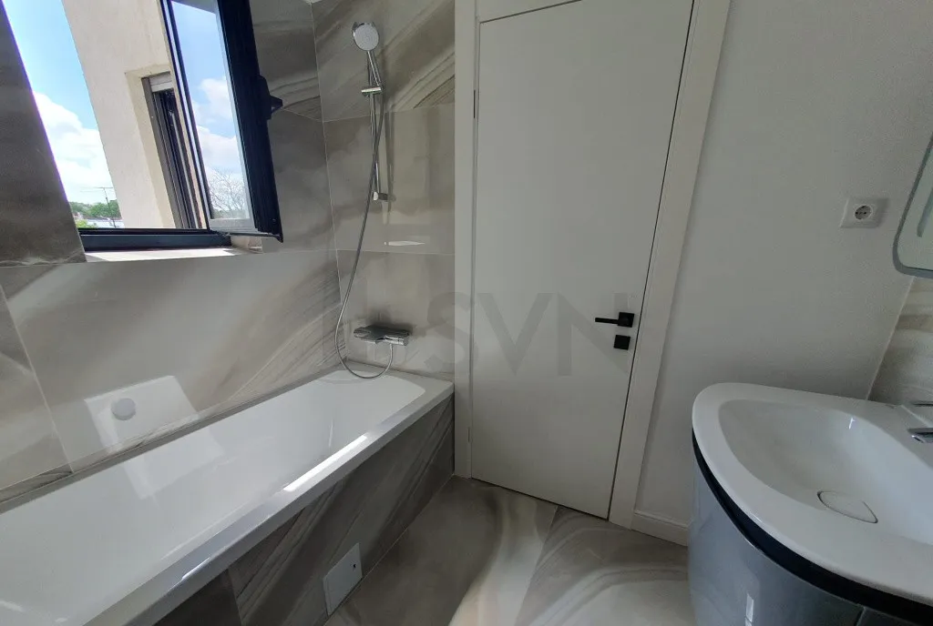 Apartament cu 3 camere singur pe etaj Polona