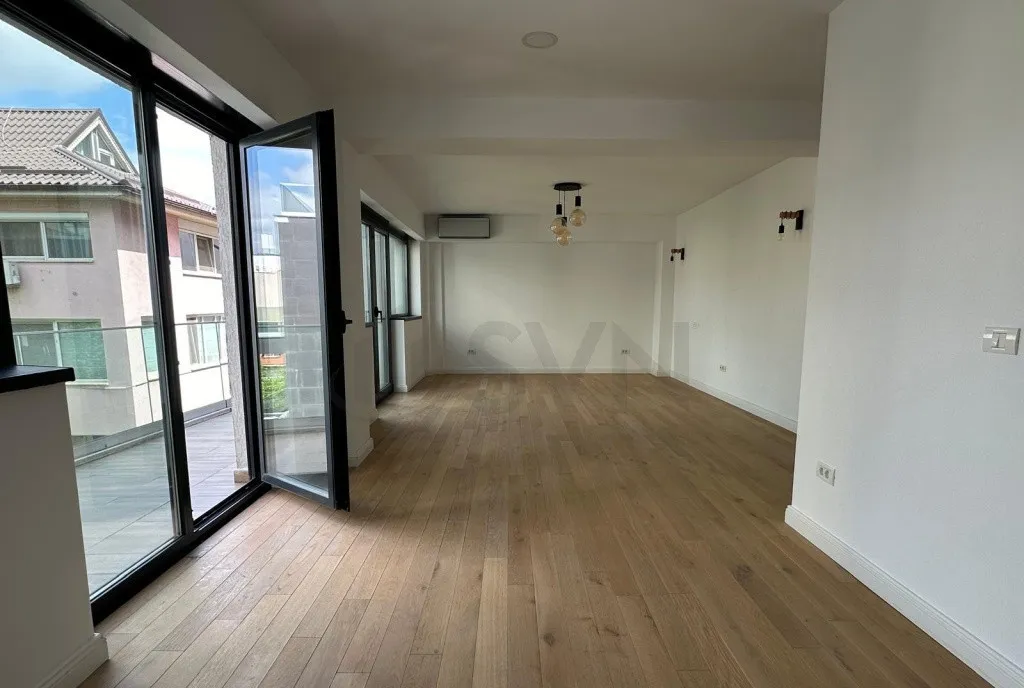 Apartament cu 3 camere singur pe etaj Polona
