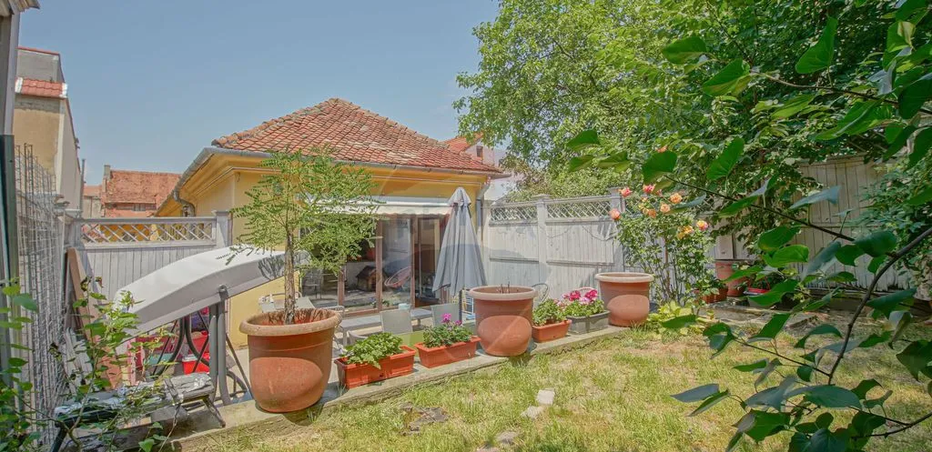 3 camere in Centrul Istoric 90 mp curte privata si v