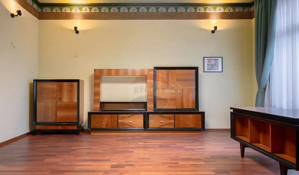 Apartament unic de 3 camere 130 mp cladire istorica