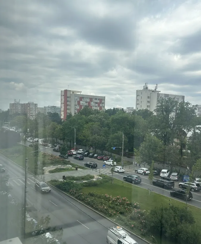 3 Camere 75 mp 2 bai Etaj 4 an 1980 La 2 minute de metrou T Vladimirescu
