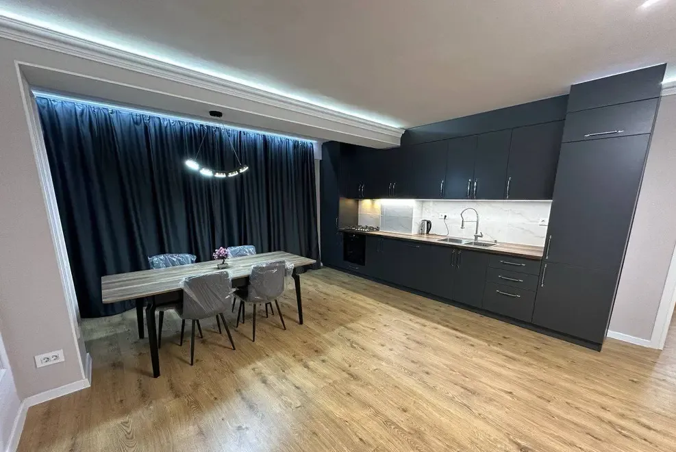 Chirie apartament cu 3 camere 83 mp