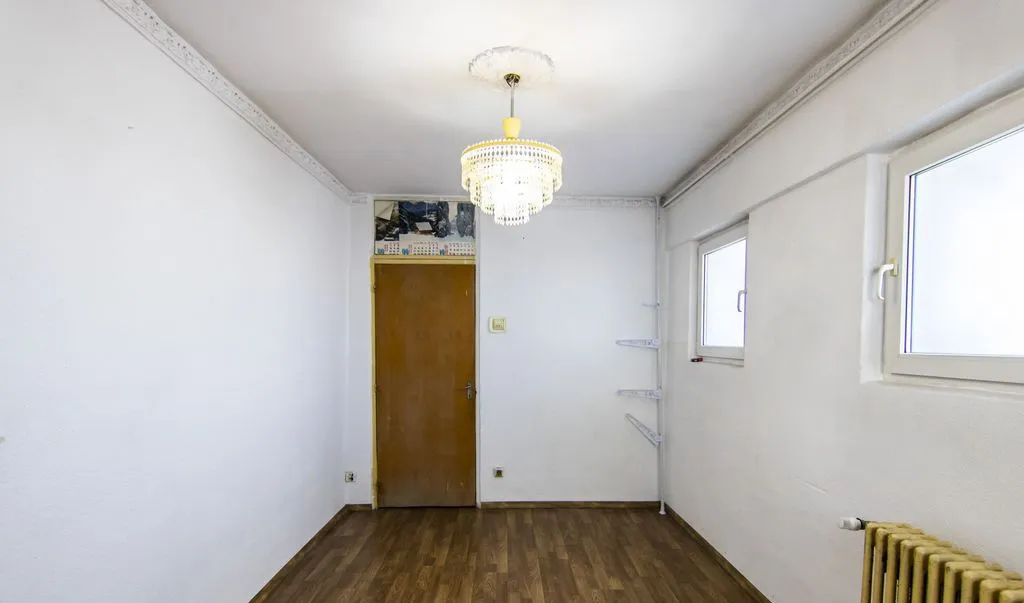 3 camere Dristor langa McDonald s 2 bai cu geam de