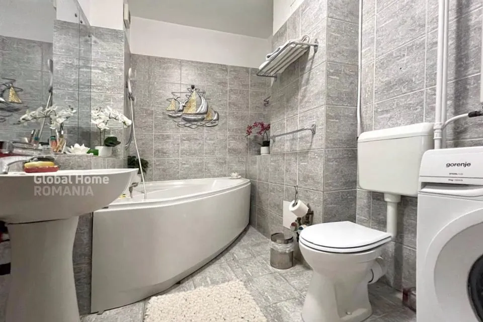 Blv Decebal apartament 4 camere 101 mp acces stradal vedere mixta