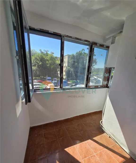 Podu ros 3 camere etaj 2 sens Giratoriu 94000 euro