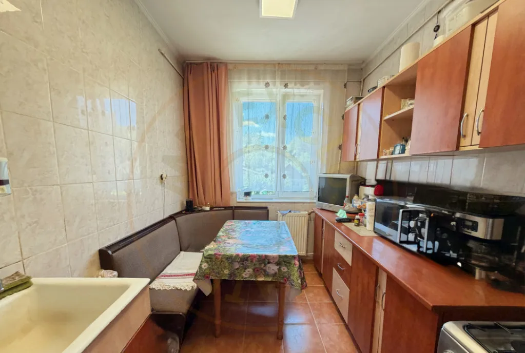 Apartament 2 camere semidecomandat/nemobilat zona Fratii G