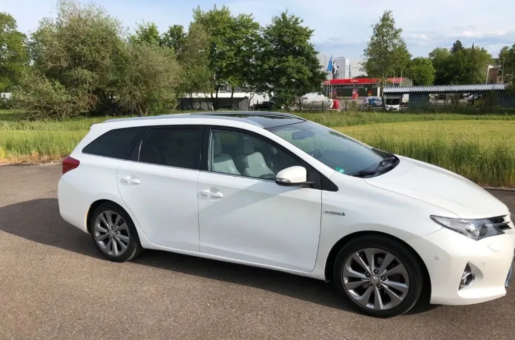 Toyota Auris Hybrid Sports Touring 2013 9 500 eur