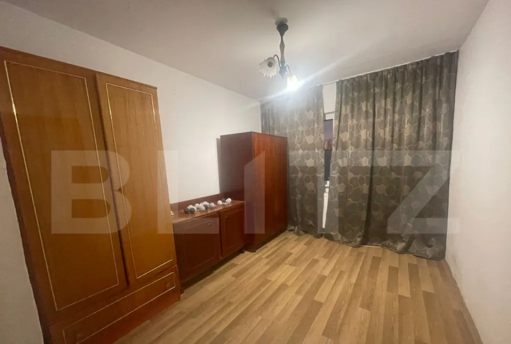 Apartament 3 camere 70 mp si balcon inchis