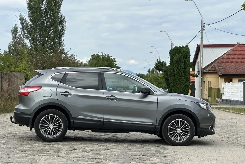 Nissan Qashqai Tekna 2WD BiXenon camere 360 af 2016 luna 07 navi pano 8 270 eur