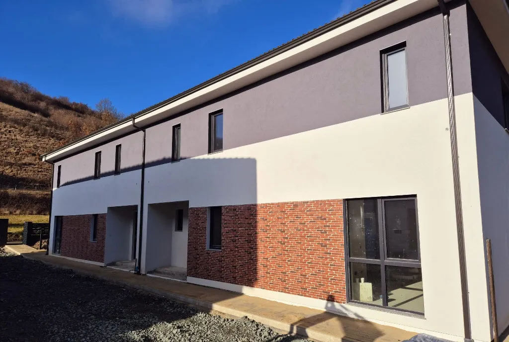 Duplex semifinisat zona Tautiului
