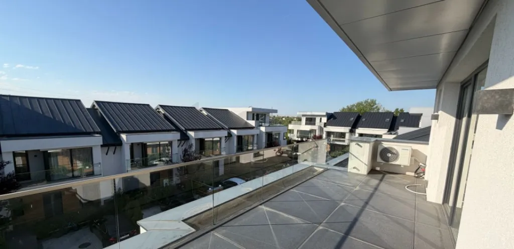 Vile Finalizate Exclusiviste Langa Lac l Complex Rezidential