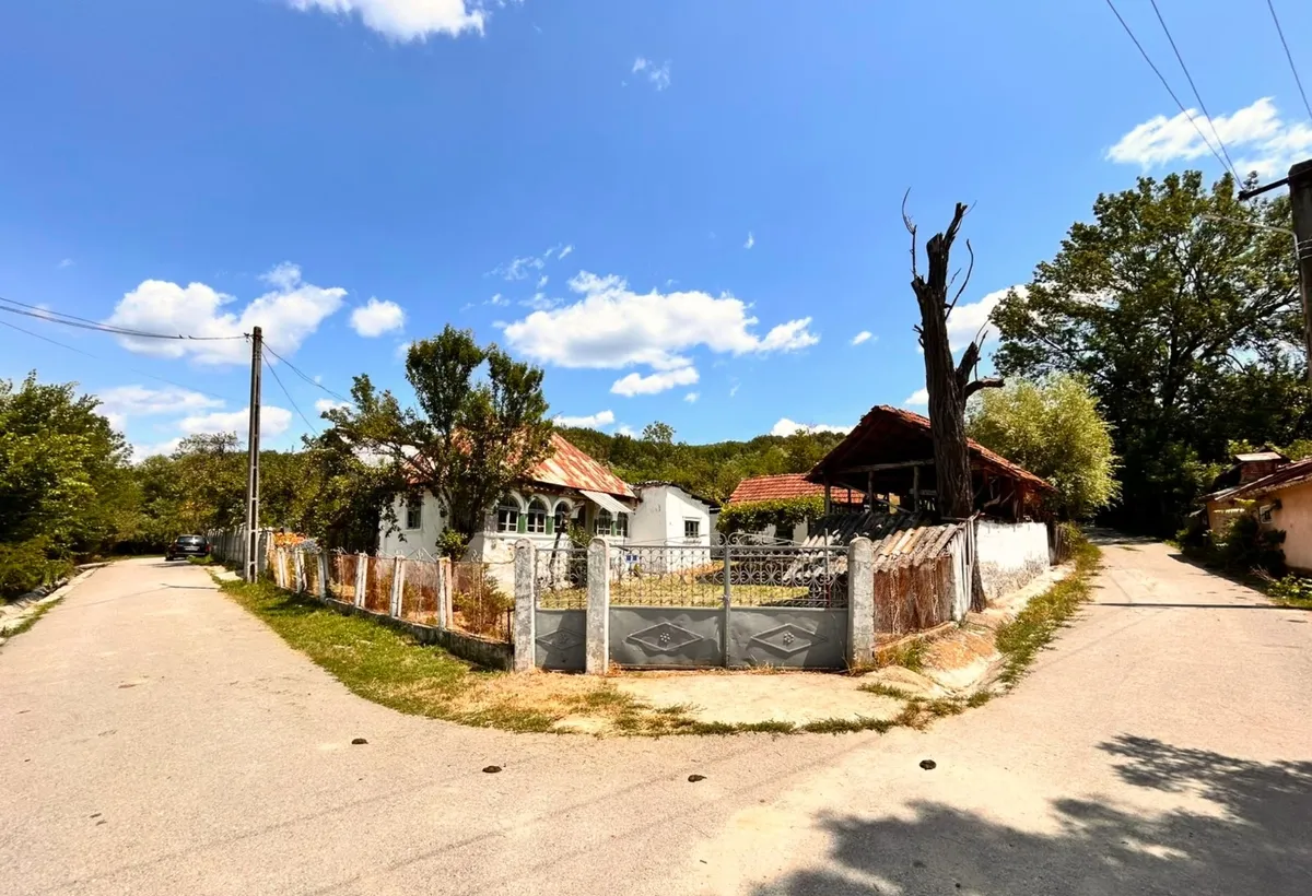 Fartatesti Casa cu1 900 mp intravilan 2 deschideri asfaltate curent apa