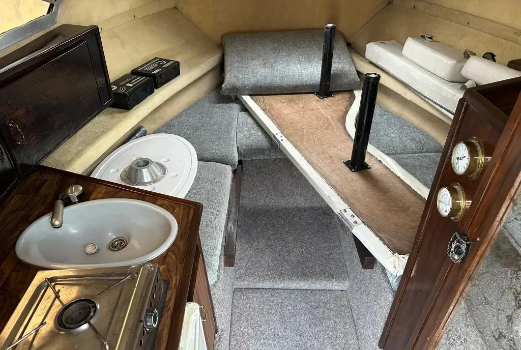 Barca cu feridock 7 700 eur