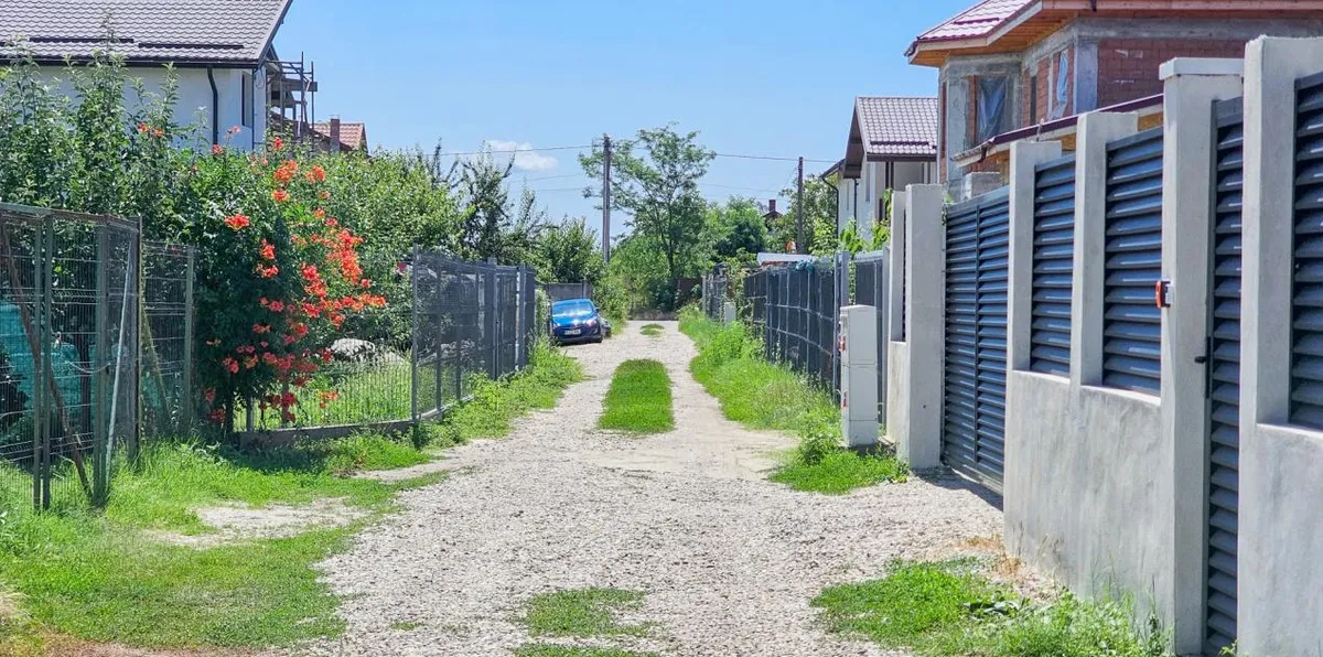 Curte 530mp intre case semistradal Bragadiru str Dunarii