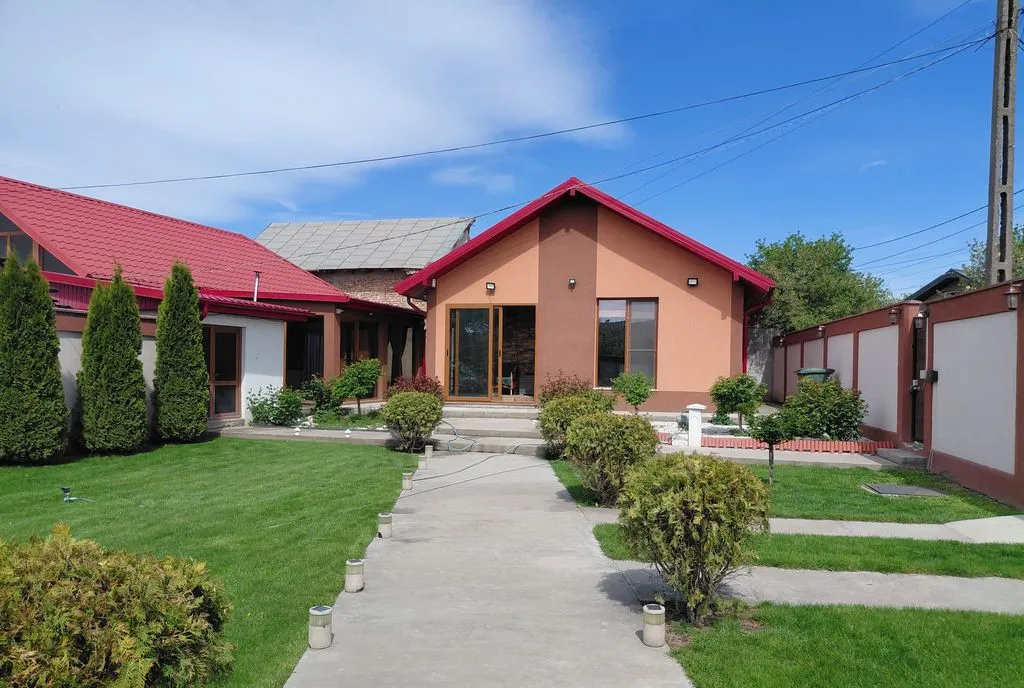 Casa complet utilata cu curte de poveste - la cateva