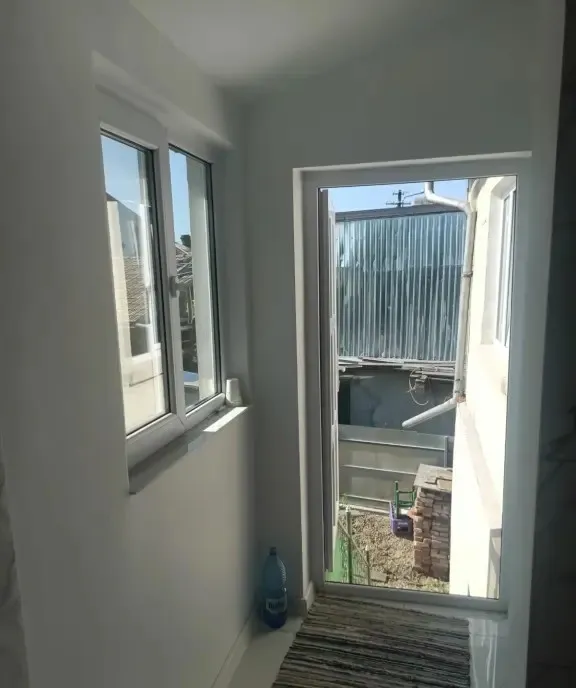 Vand casa la pret de apartment