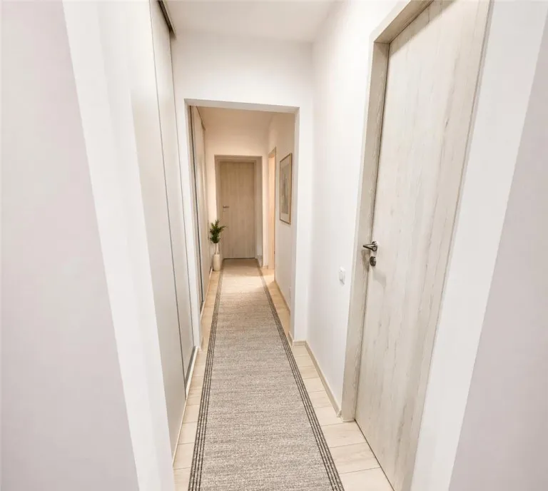 Apartament 3 camere suprafata extinsa decomandat zona ver