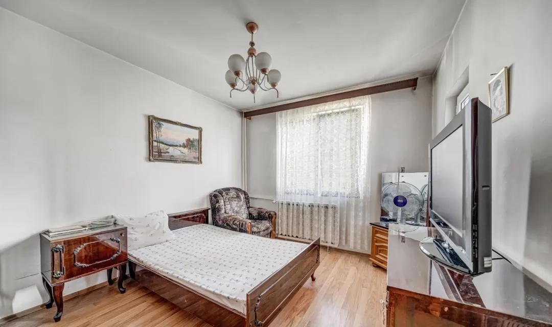 Trei camere 64 2 mp utili 2 bai bloc 1985 etaj 7/8