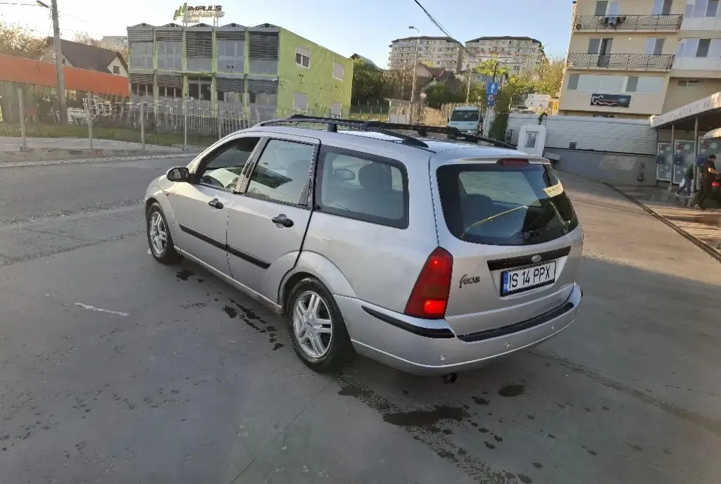Ford focus 2005 1 6 i rate cu buletinul 800 eur