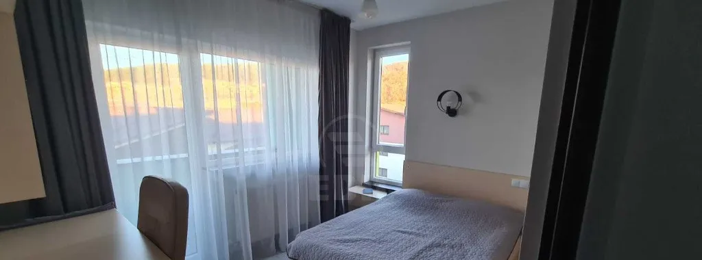 Apartament 3 camere semidecomandat zona Sub Cetate