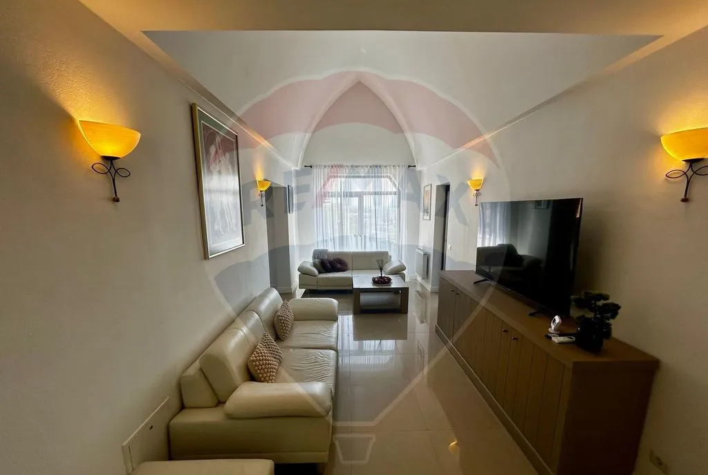 De inchiriat Apartament la casa curte privata si terase