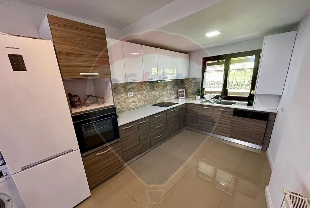 De inchiriat Apartament la casa curte privata si terase