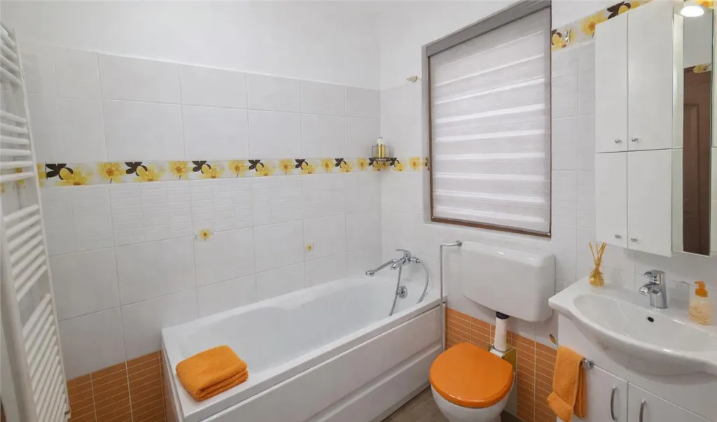 Casa cu 6 camere 600 mp teren pomi fructiferi toate utili