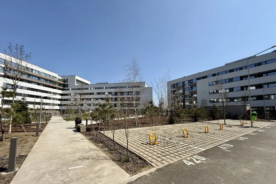 Atria prima inchiriere acces la piscina si gradina proprie