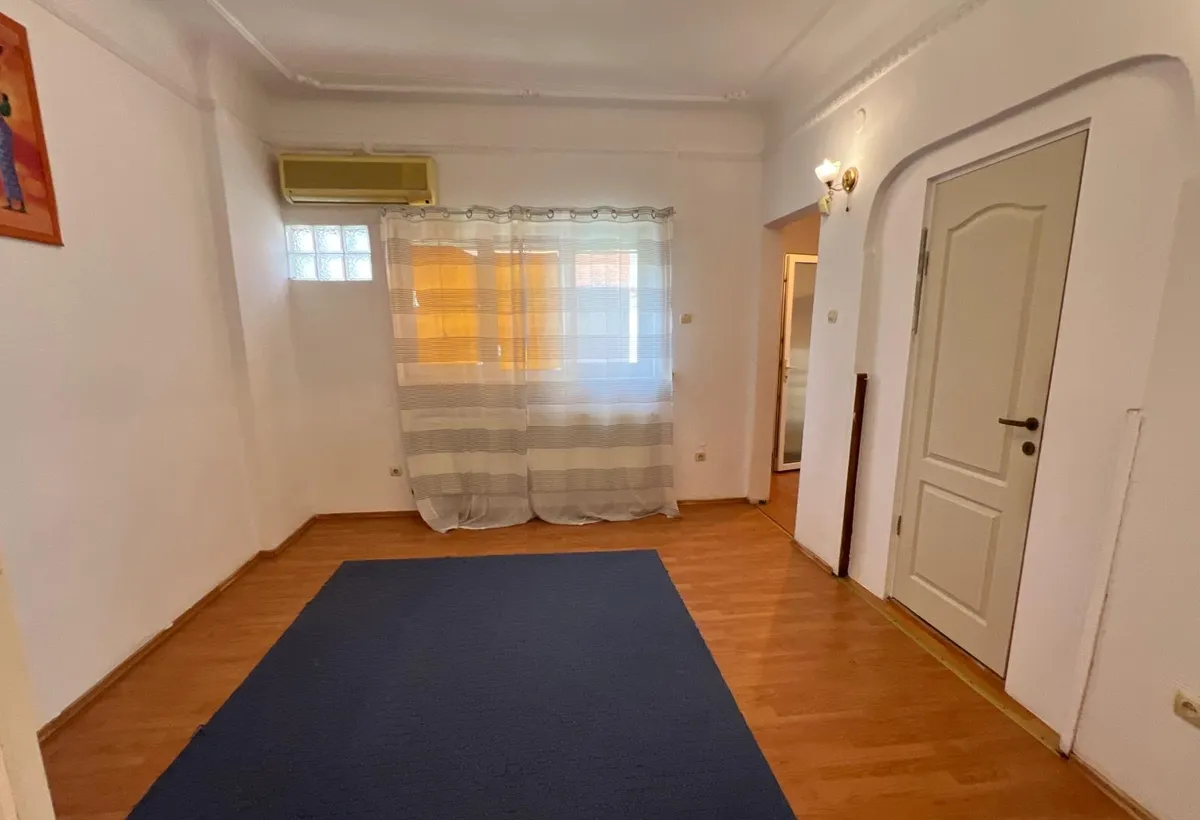 Calarasilor Piata Muncii vila 8 camere singur curte si teren 197 mp