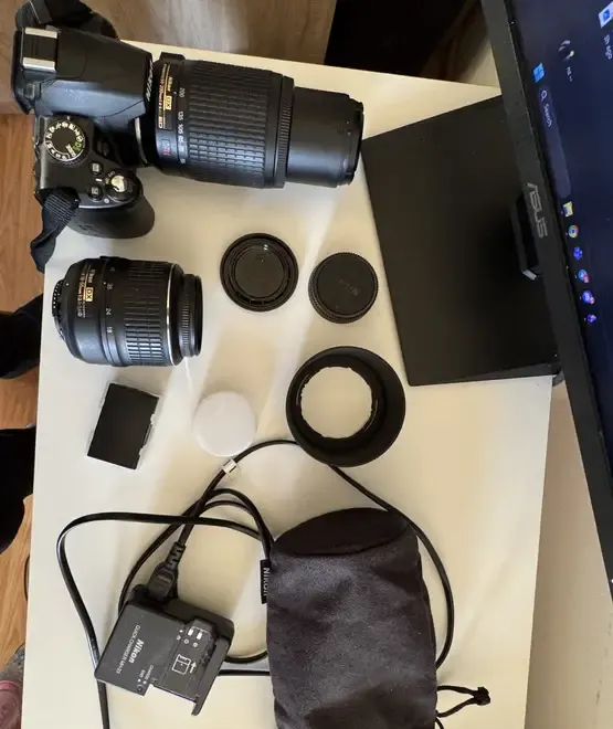 Aparat Nikon D3000 cu obiective accesorii