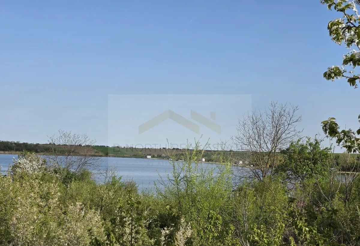 Peris Teren 1 000 mp toate utilitatile vedere superba catre Lac