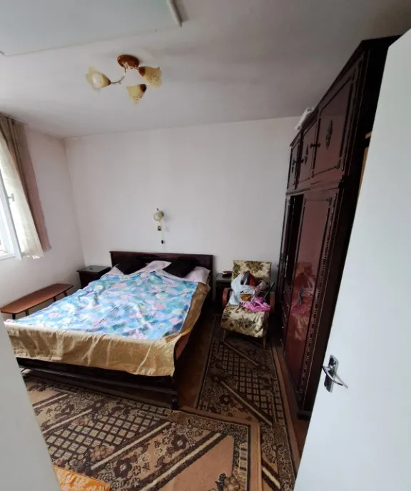 Casa Batranesaca si Teren de Vanzare in Ipotesti