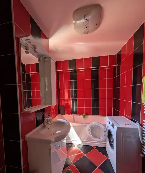 Apartament 44mp mobilat garaj zona Primariei Floresti