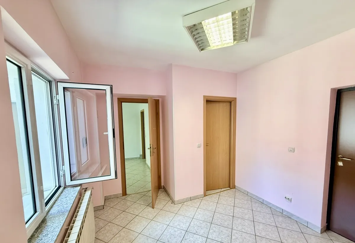 Domenii casa renovata cu curte privata de 100 mp