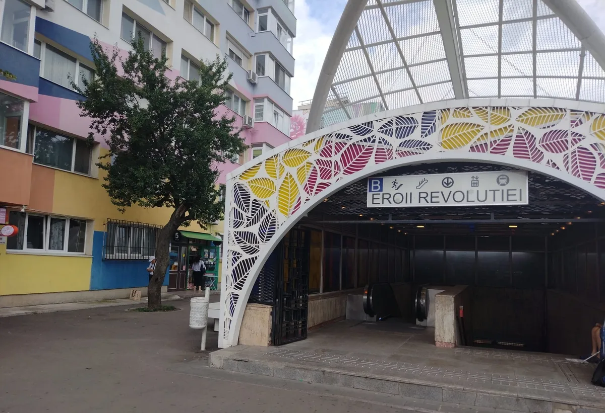 Eroii Revolutiei 2 camere dec situat la iesirea metrou Eroii Revolutiei