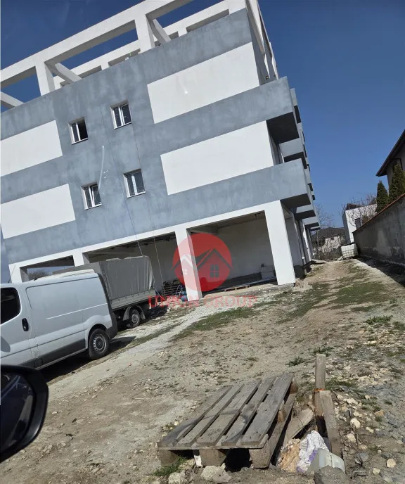 Spatiu Comercial Parter si Curte in Constructie