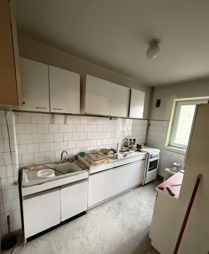 1 Mai ap 3 camere 2 gr sanitare balcon 80 mp bloc termoizolat garaj