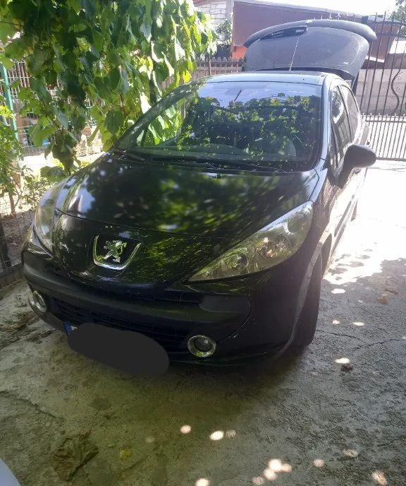 Peogeot 207 stare foarte buna 2 000 eur
