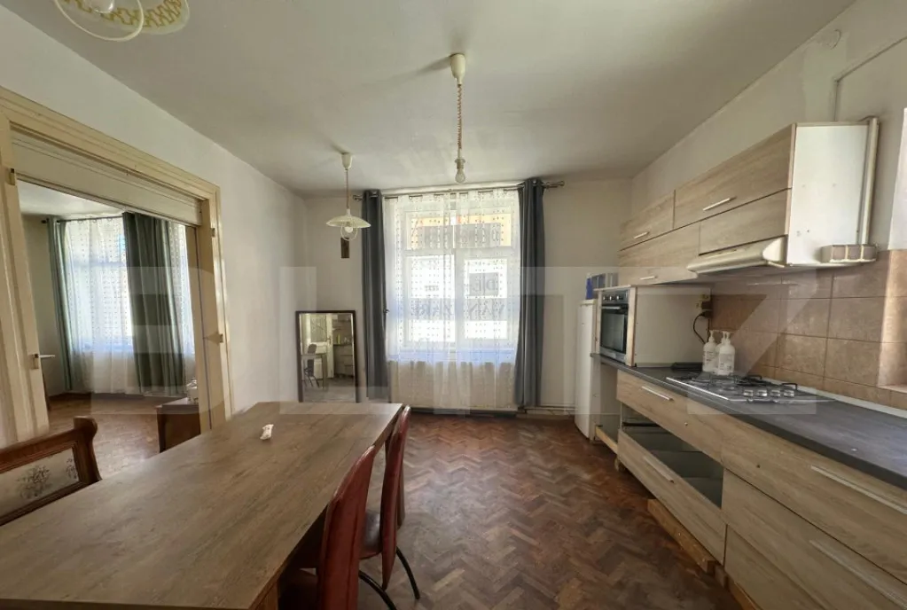 Casa cu potential excelent Centru Istoric Curte proprie