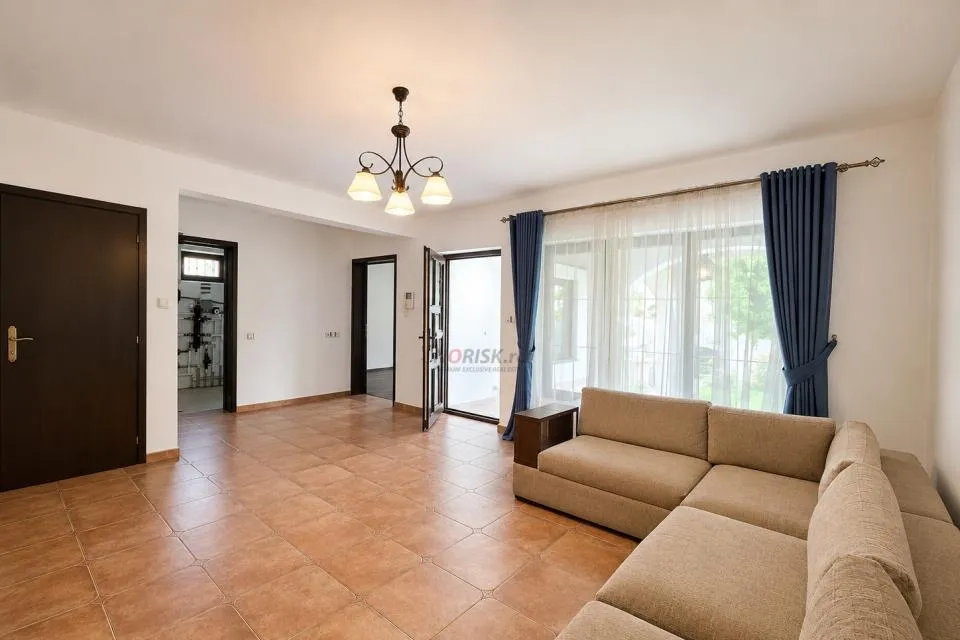Pipera casa 242 mp zona linistita curte privata