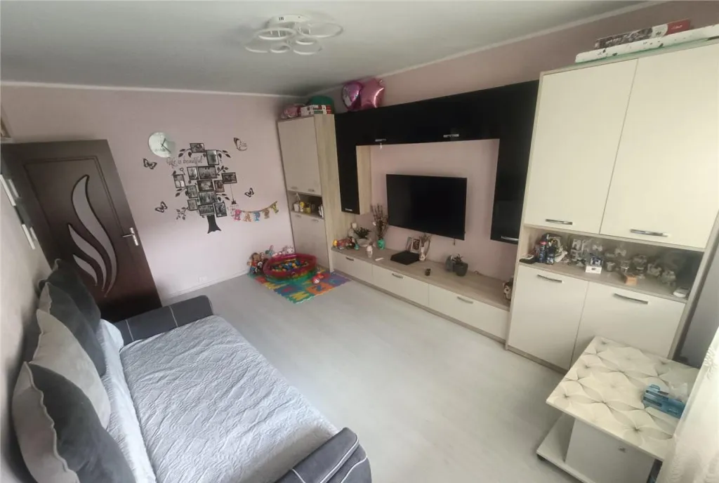 Apartament de 3 camere decomandat Mioritei/Bradului