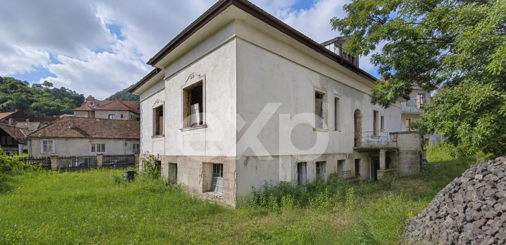 Casa cu arhitectura deosebita 842 mp si teren de 1 048