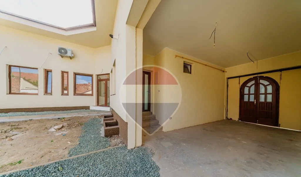 Casa /Sediu firma Centru zona Piata Catedralei Teren