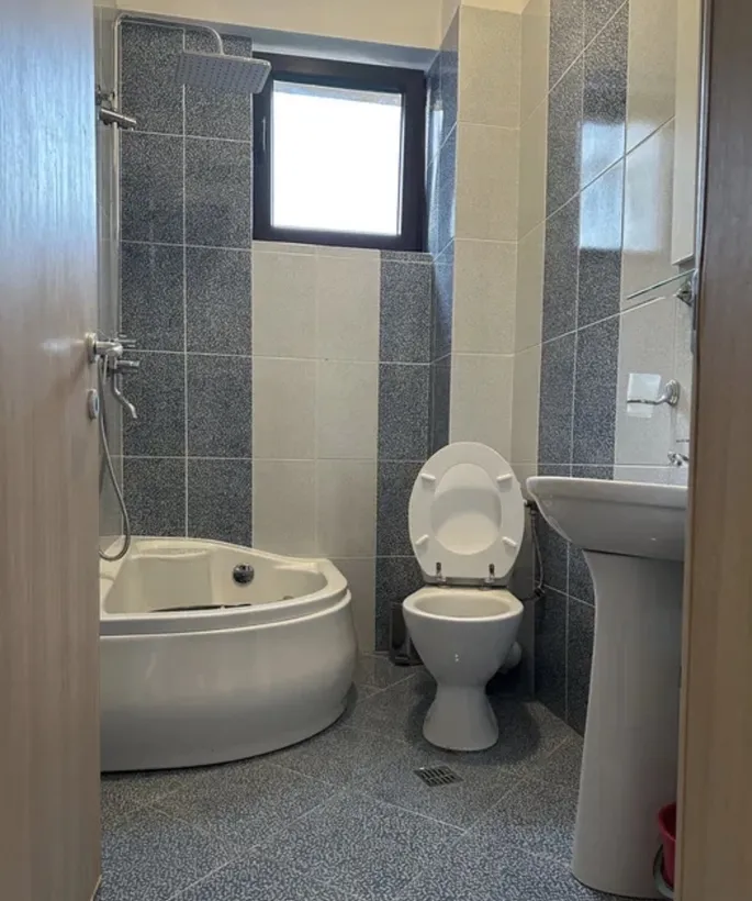 Piata Victoriei inchiriez apartament 2 camere bloc 2013