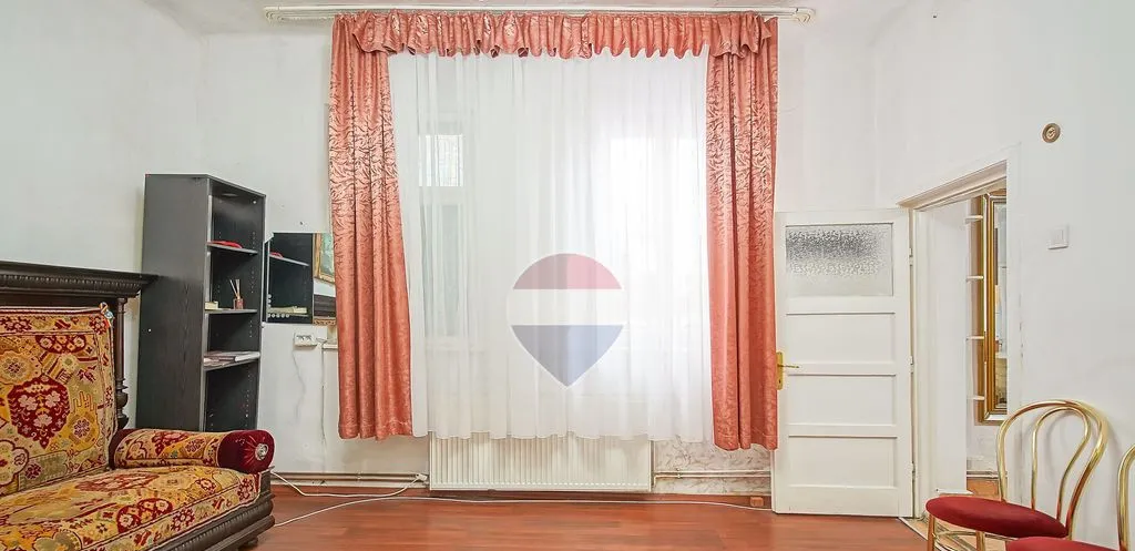 Casa cu 2 apartamente terasa si garaj zona Piata Un